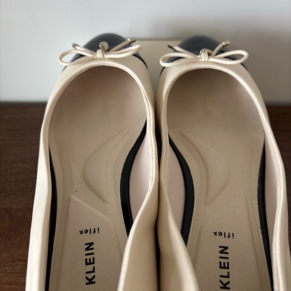Anne Klein Off White and Black Flats with Cap Toe Box size 9 like new - Picture 4 of 5